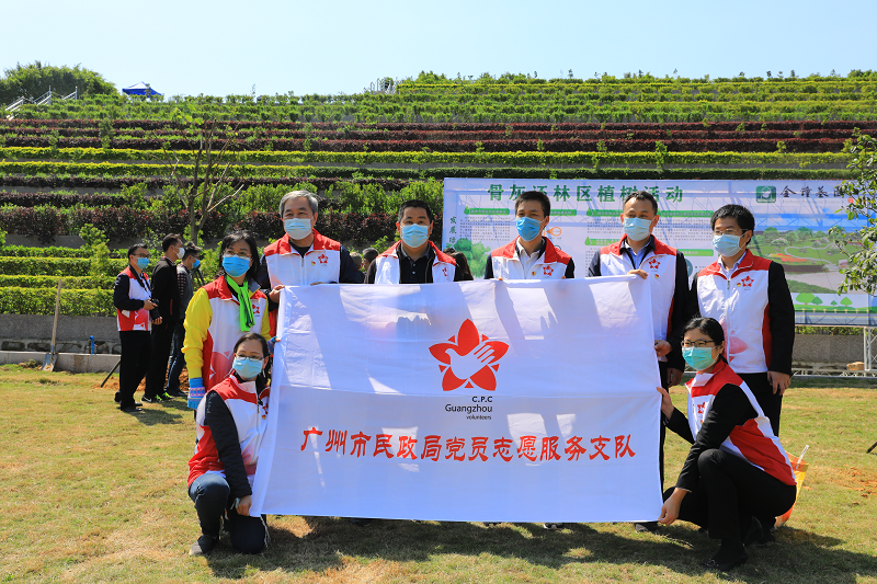 免费视频
党员志愿者积极参与义务植树活动.png
